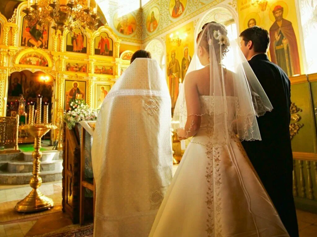 Жених и невеста в церкви. Церемония венчания в церкви. Свадьба венчание. Свадьба в церкви.