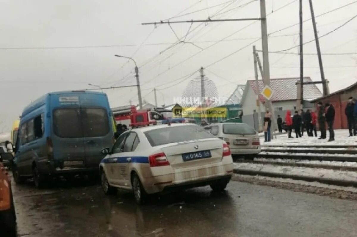 Новосибирск столкновение. Авария на станционной в новосибирске сегодня за последний час. Дтп в новосибирске , маршрутки. Мотоциклист ночью. Новосибирск столкновение.