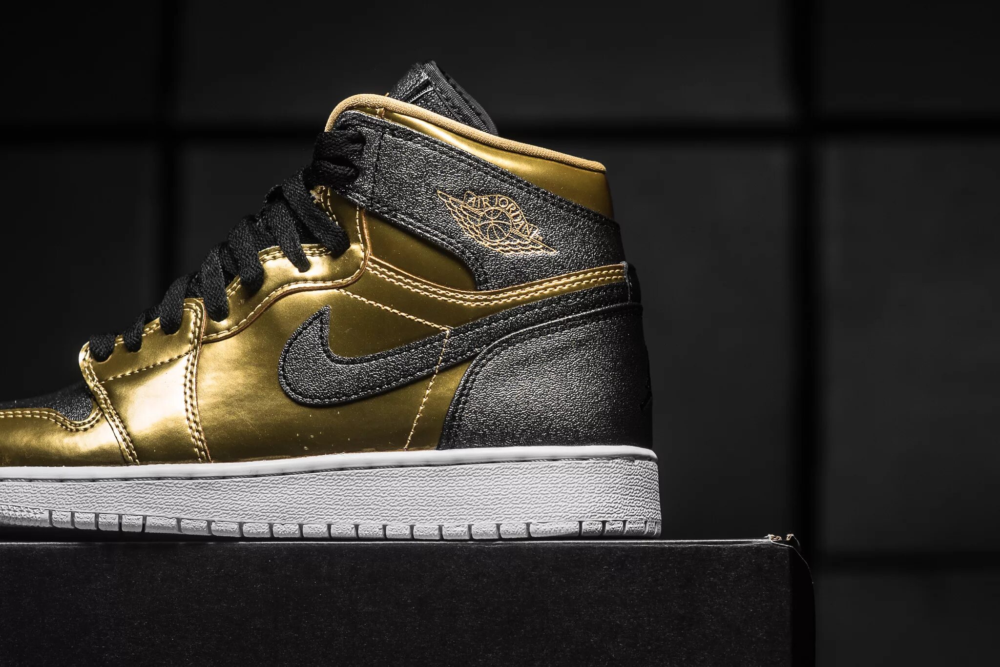 Jordan gold. Nike Air Jordan 1 Metallic Gold. Nike Air Jordan Metallic Gold. Nike Air Jordan золотые. Найк АИР джорданы Голд.