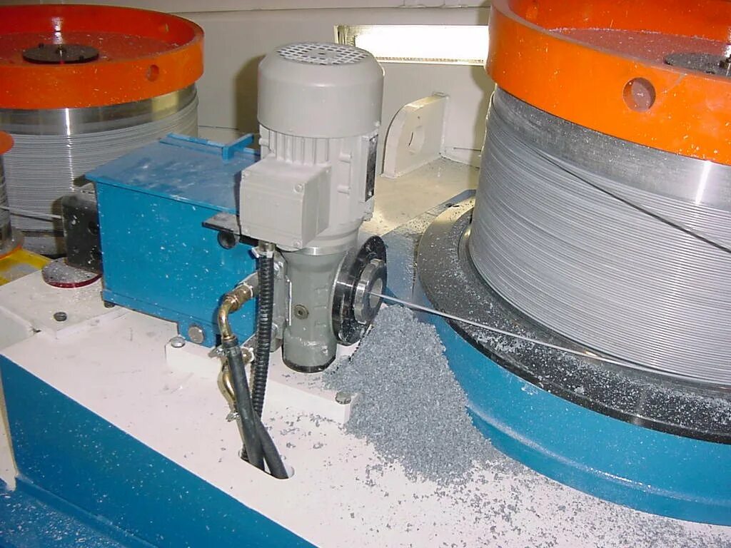 Волочение металла схема. После протягивания проволоки через. Схема волочения проволоки. Волочение проволоки чертеж. Волочильный стан вм-13.