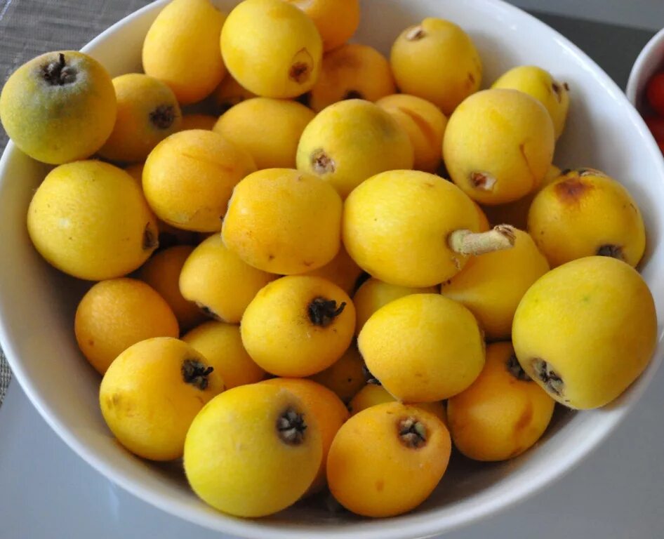 Фейхоа желтая. Оранжевый фрукт похожий на фейхоа. Жёлтый фрукт айва. Желтый круглый фрукт.