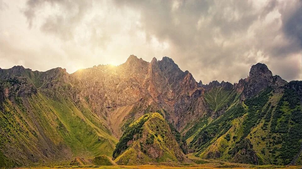 Горы являющиеся естественным. Северокавказские горы. Горы Закавказья. СКФО горы. Горы Кабардино Балкарии.