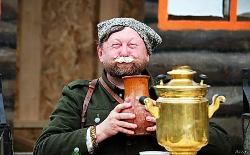 Ютуб смешное русское. Мужчина с самоваром. Чай из самовара. Самовар прикол. Смешные русские люди.