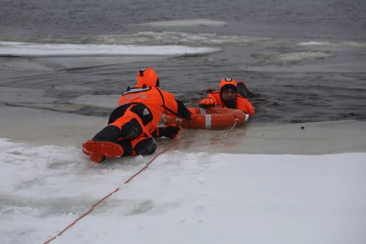 Спасение человека провалившегося под лед. МЧС спасение рыбака со льдины. Спасение провалившегося под лед.