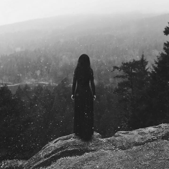 Печаль даль. Ирена сейлис. девушка на обрыве. одиночество девушка. девушка уходит в даль.