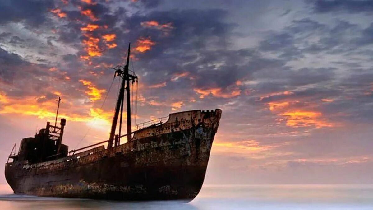 Корабли со словами. Заброшенные корабли. Корабль фото. Заброшенные корабли в мире. Старые корабли в море фото.