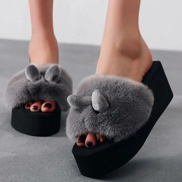 Шлепки 2022 женские. Тренд тапочки сланцы 2022. Шлепки yeezy slide. Модные тапочки. Тапки резиновые женские модные.