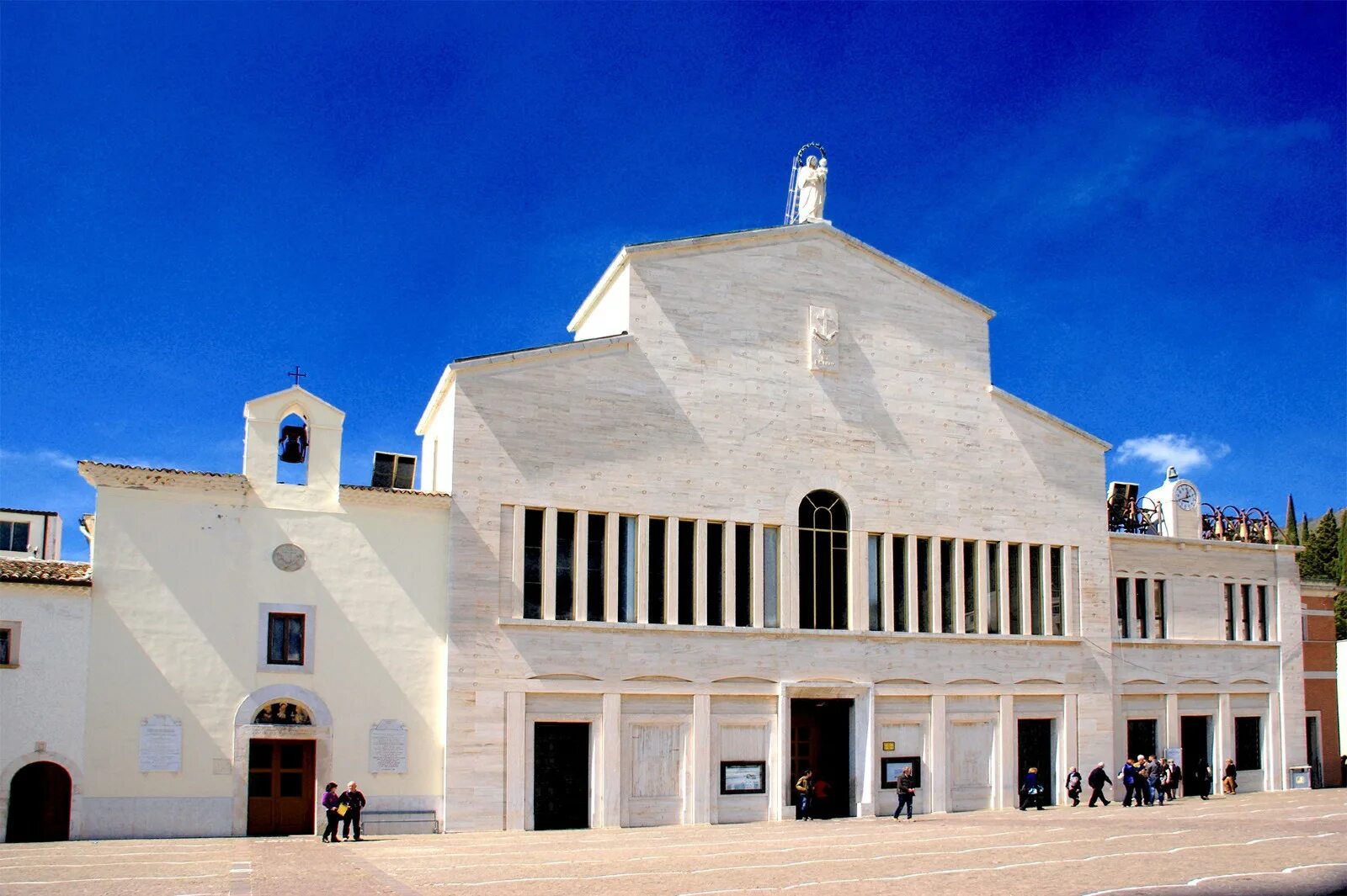 San giovanni. Сан-Джованни-Ротондо. Паломническая Церковь Падре Пио в Сан-Джованни-Ротондо, Италия. Паломническая Церковь Падре Пио в Сан-Джованни-Ротондо фасад. Италия Сан Джованни- Ротонда.