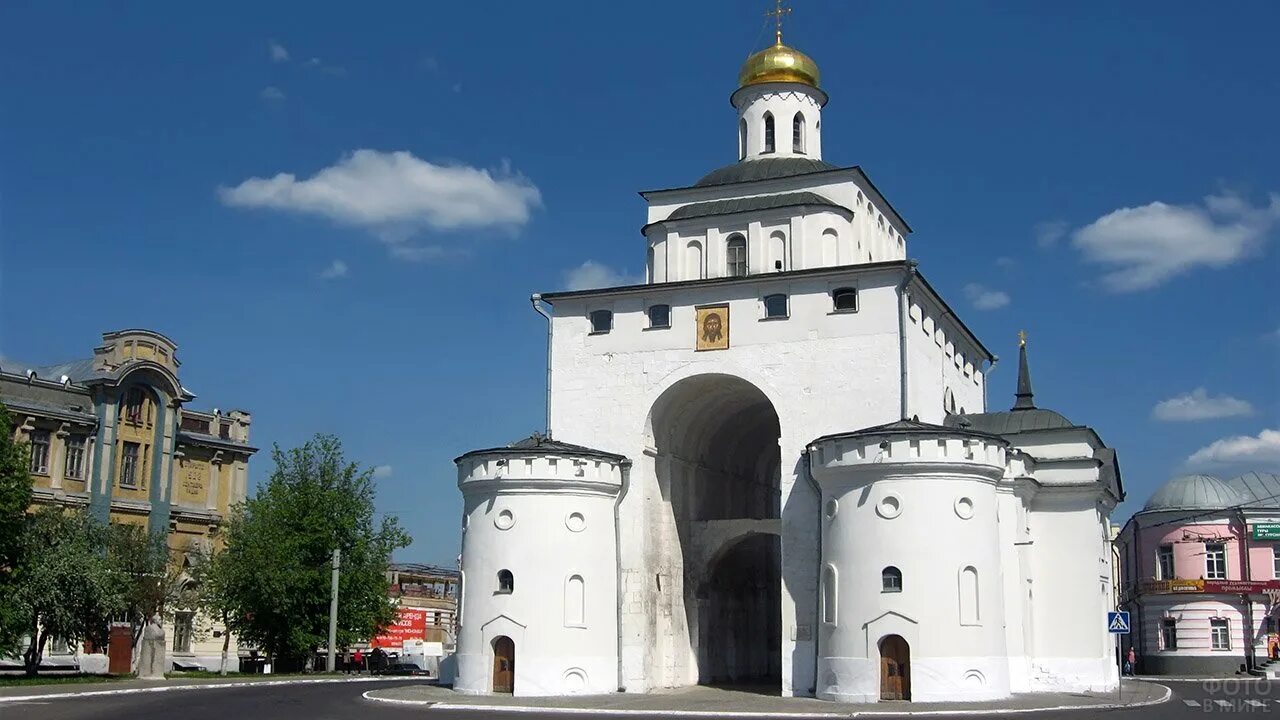 Памятник города Владимира золотые ворота.