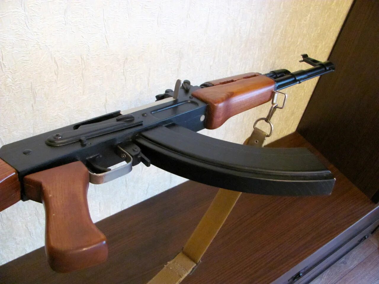 Targ ак 47. Как сделать акм. Автомат калашникова акмс 47. Акм 74 деревянный. Оружие из дерева ак 47.