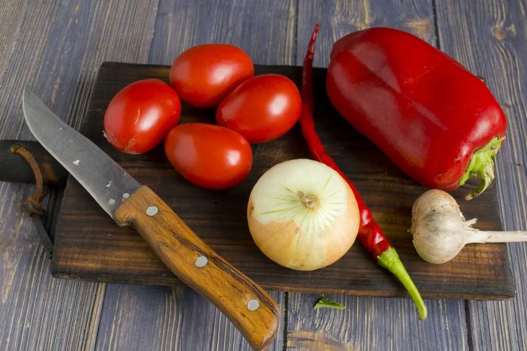 Tomato and onion and. Помидор чеснок перец. Помидоры с луком. Лук чеснок перец. Помидоры лук чеснок.