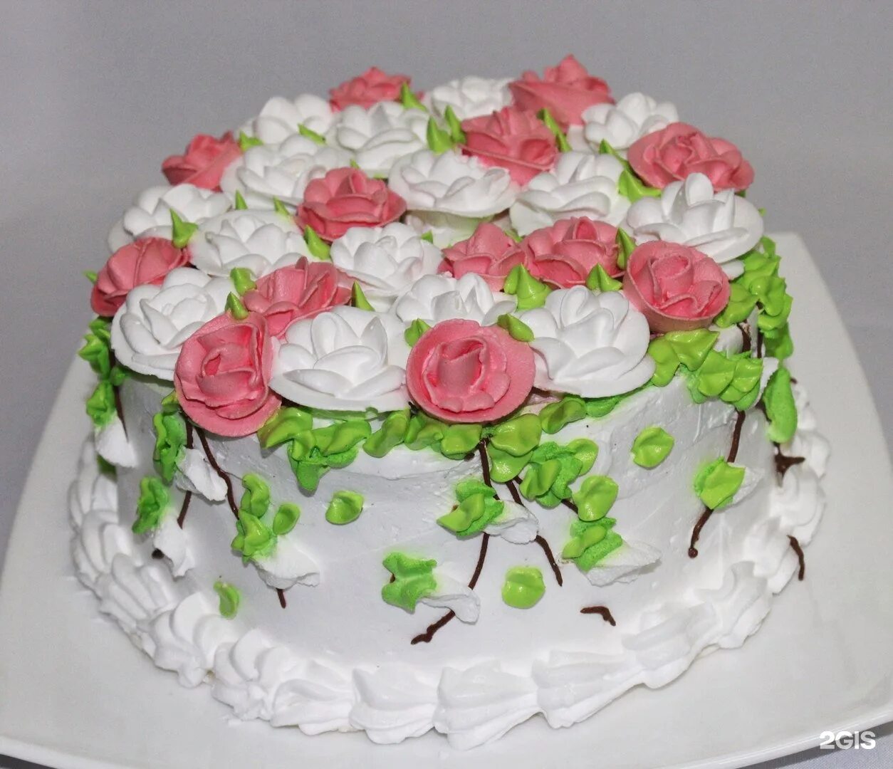 Украшение кремом. Украшение торта. Красивые торты. Торт бисквитно кремовый. Украшение торта безе.