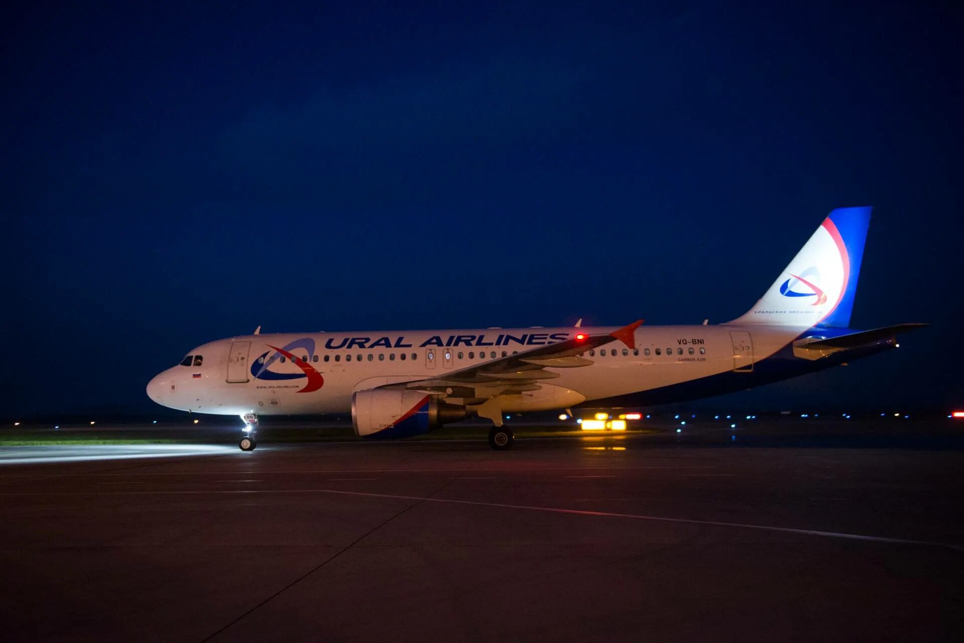 Ural airlines рейсы. Самолеты авиакомпании уральские авиалинии. а330 уральские авиалинии. урал эйрлайнс самолеты. a320 ural airlines ночью.