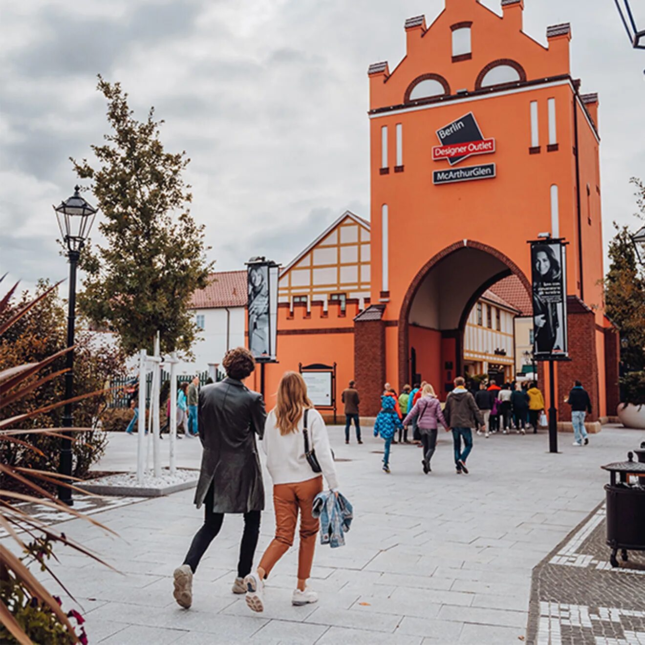 Outlet деревня под берлином. Дизайнер аутлет берлин. Аутлет в нойнкирхен германия. Швейцария аутлет ландкрафт. Предместья берлина много фото.