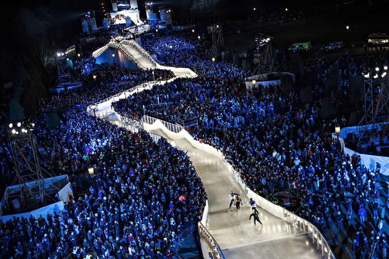 Айс кросс. Red bull Ice Cross. Red bull crashed Ice. Ice Cross Downhill. Скоростной спуск на коньках.