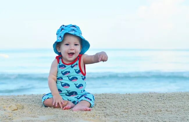 Лето дети море. Дети на берегу моря. Дети на море. Малыш море слушать. Малыш море слушать.