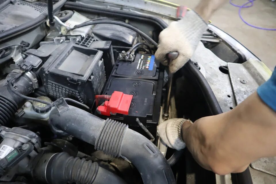 Замена аккумулятора и крышка быстросъёмных клемм - Renault Duster (1G), 1,5 л, 2