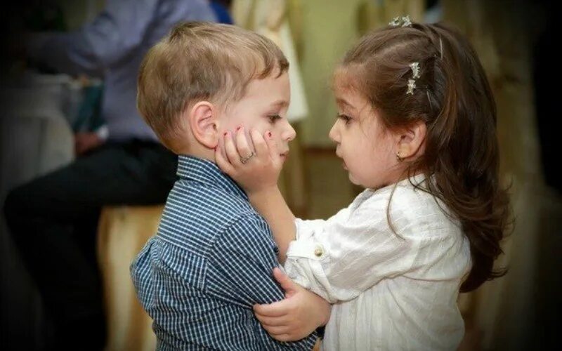 Мама тискает ребенка. Мама показывает малышу на нос. Тискать малыша. Где трогают детей. Большие молочные груди.