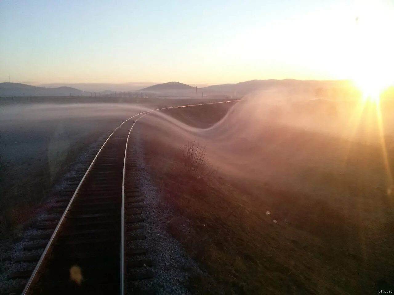 Открытки хорошей пути дороги. Железная дорога туман. Вид из поезда. Железная дорога утром в тумане. Дорога поезд.