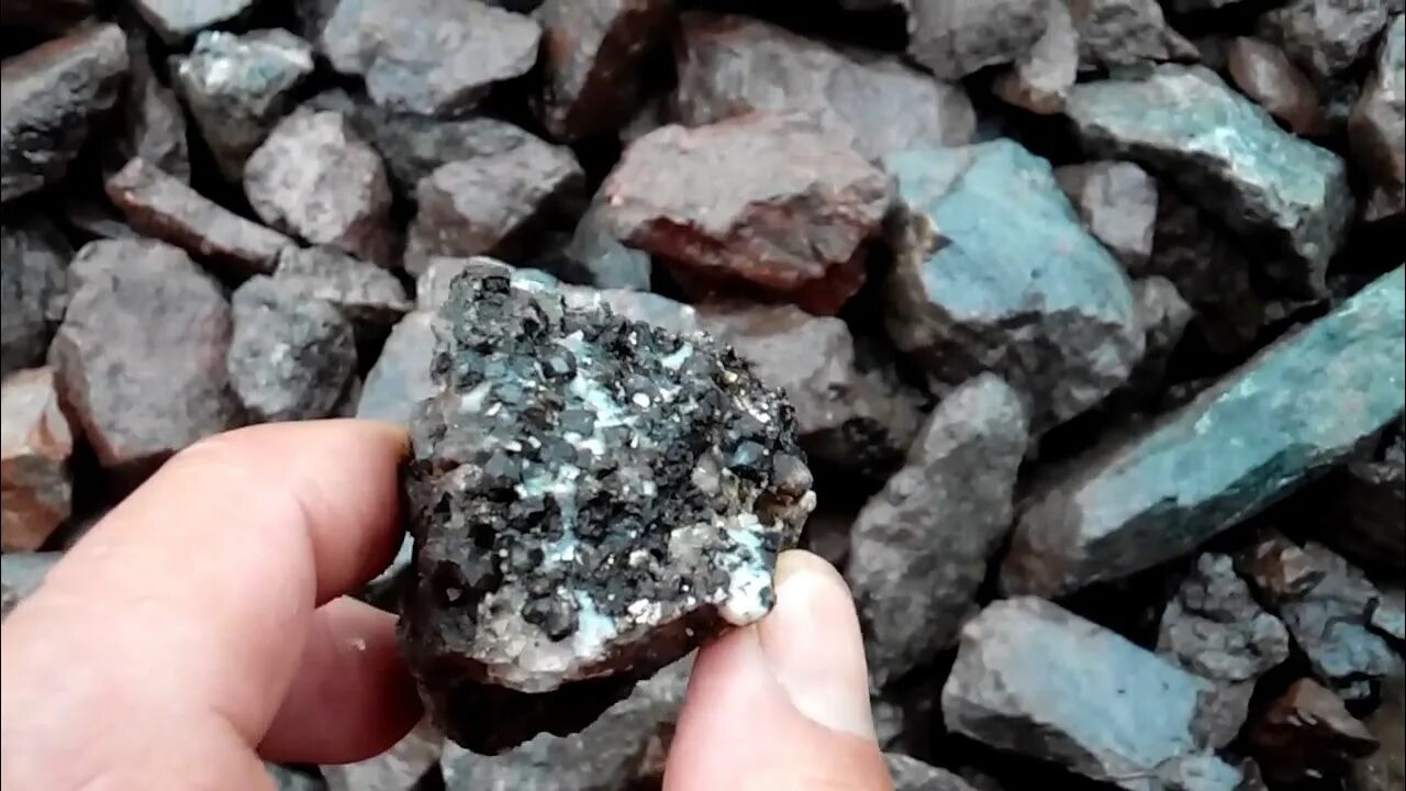 Алмазы по глине. Алмаз руда кимберлит. камень самородок алмаз. топаз самородок. уральские алмазы.