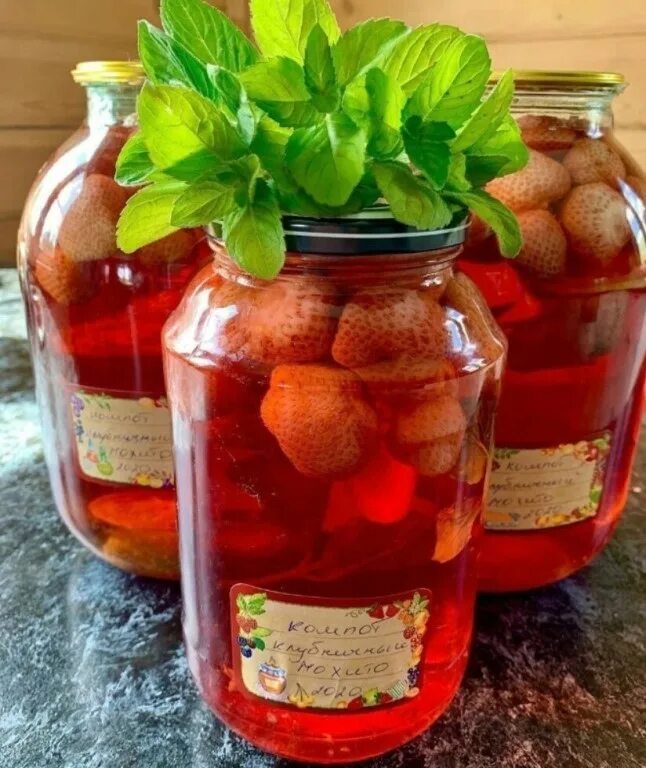 Компот клубника и лимон. Компот клубничный мохито. Компот клубника с бананом на зиму. Компот клубничный в стакане. Компот из клубники с лимоном и мятой.