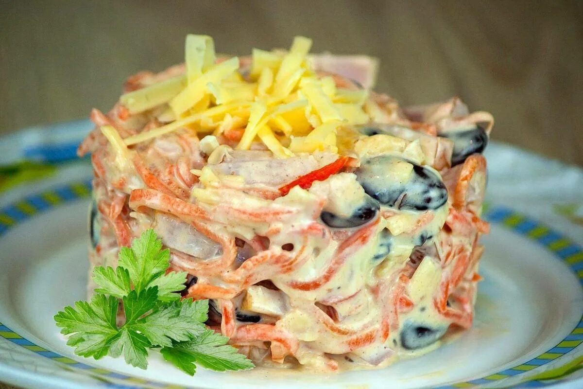 Рецепт салата мясо по корейски. Салат мужской каприз с корейской морковкой. Салат по Краковски с корейской морковью. Мясной салатик с корейской морковкой. Салат с корейской морковкой и курицей.