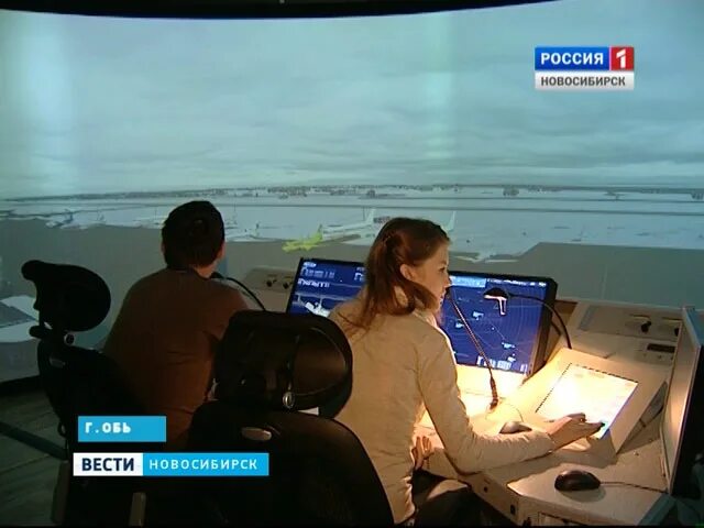 Аэропорт толмачева работа. Авиационный диспетчер в новосибирске. авиадиспетчера а новосибирске. авиадиспетчер толмачево. диспетчер аэропорт толмачево.