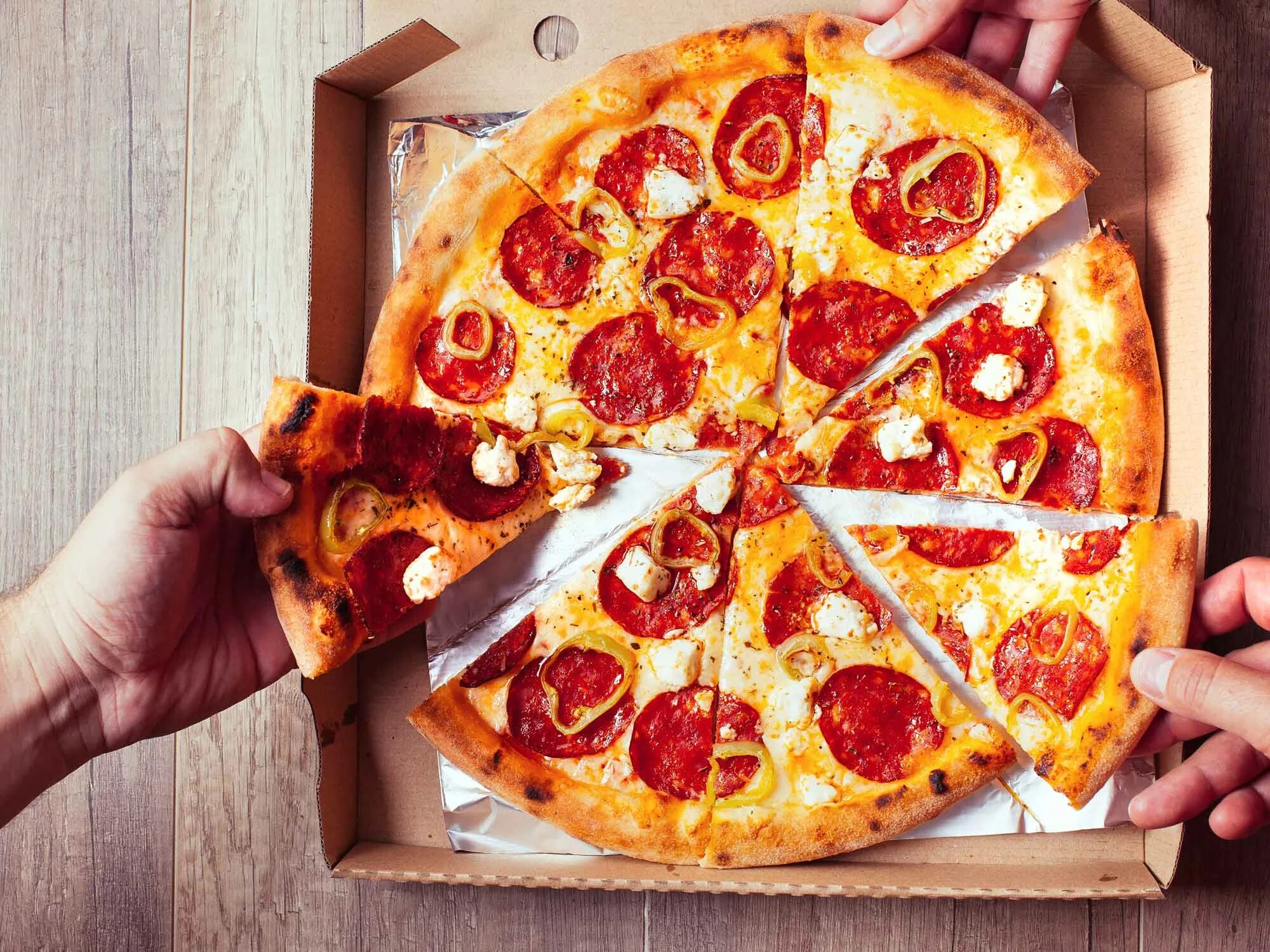 Доставка пиццерия пиццы. Вкусная пицца. Пицца пепперони. Необычная пицца. Суши пицца пепперони.