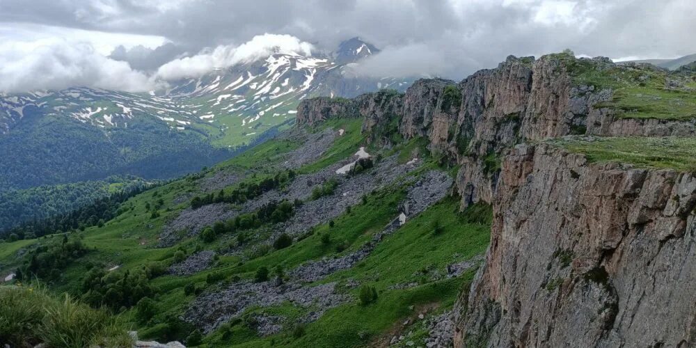 Лаго наки плато скала утюг. Каменное море лагонаки. Краснодар лагонаки на машине. Гора утюг лагонаки. Горы плато лагонаки.