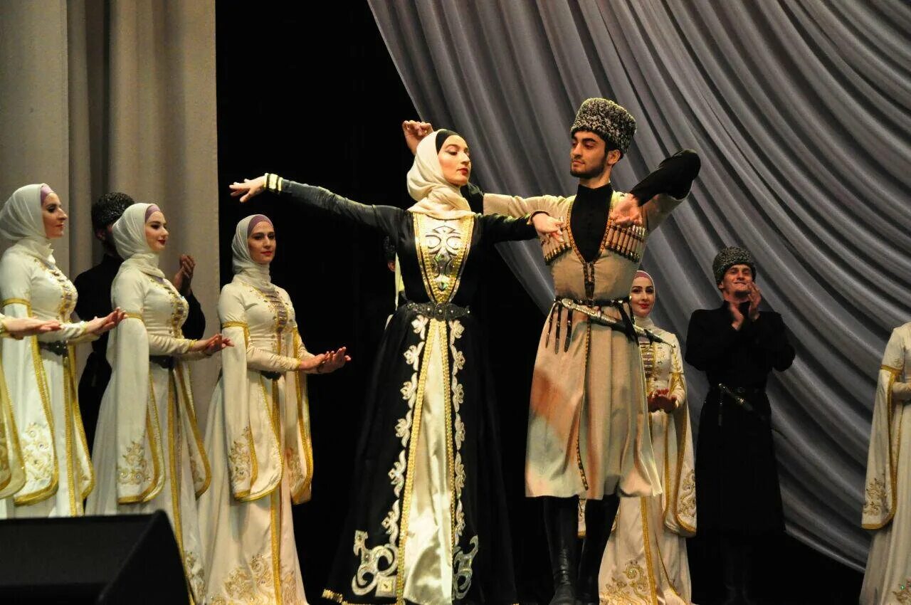 Картинка вайнах. Ансамбль вайнах грозный. Чеченский государственный ансамбль народного танца «вайнах». Ансамбль вайнах грозный. Чиасср, ансамбль вайнах.