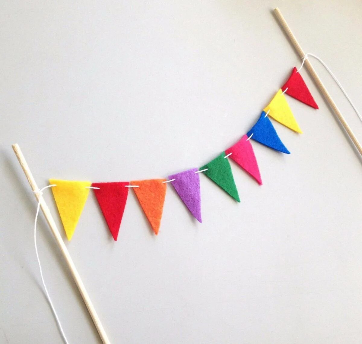 Флажки с днем рождения радуга. Разноцветные флажки на веревке. Флажки на веревке. Гирлянда из флажков. Гирлянда из флажков.