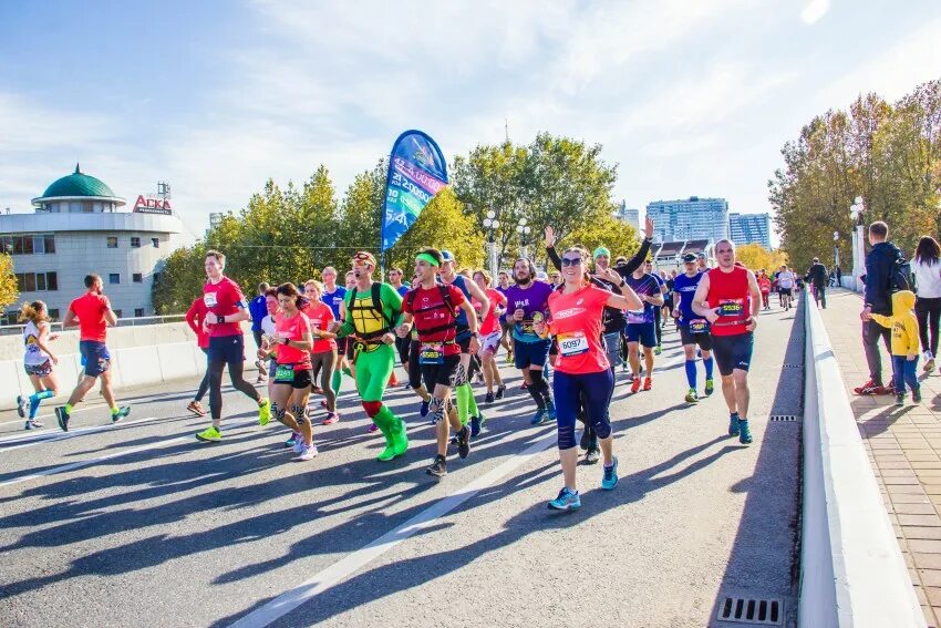 Марафон 2017. Бегуны казань. Марафон картинки. Сочи марафон 2021 трасса. Казанский марафон старт.