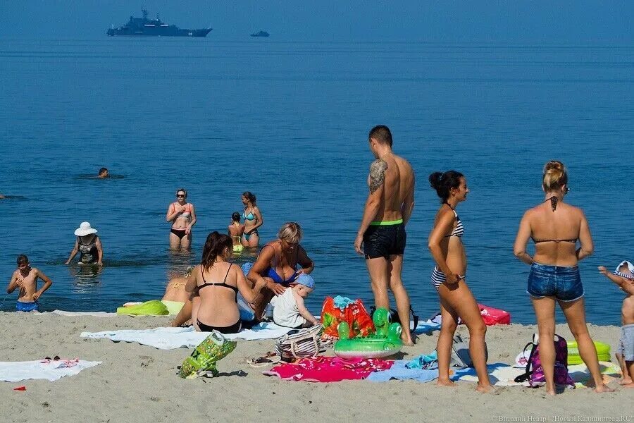 Где купаться в калининграде. В Балтийском море купаются. Калининград пляжи для купания. Калининград море купаться. Зеленоградск пляжи для купания.