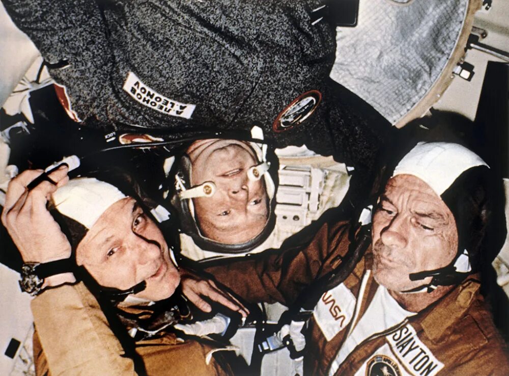 Первый длительный космический полет. Союз Аполлон 1975. Советско американский полет Союз Аполлон. Союз Аполлон Леонов Стаффорд.