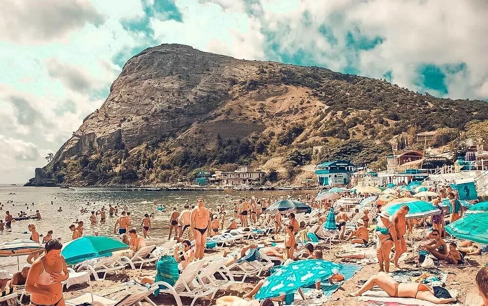 загорают на пляже в крыму. пляжи крыма люди. много людей на пляже в крыму. переполненные пляжи крыма. пляжи крыма люди.