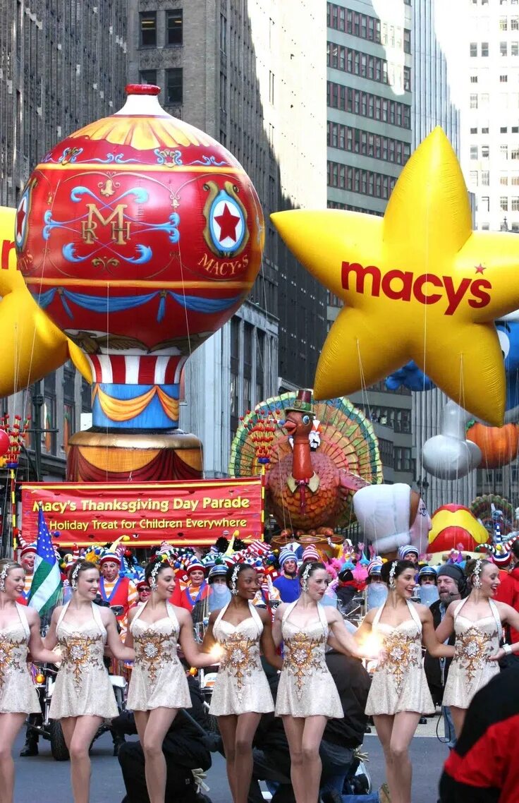 When do the parade starts. Macy&#039;s thanksgiving day parade. thanksgiving day парад. праздники в нью йорке. love at the thanksgiving day parade.