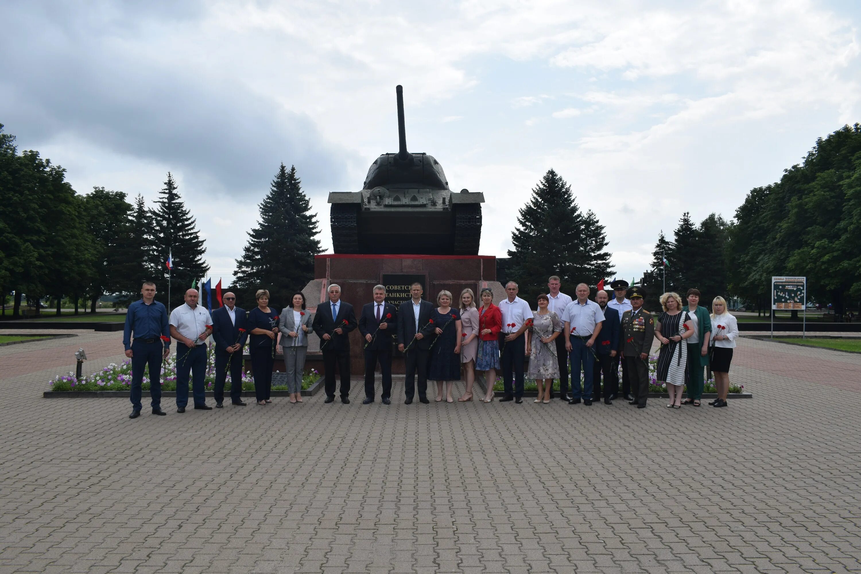 Бои в белгородской области сегодня. Памятник героям Курской битвы Яковлевский район. Курская дуга Ивнянский район. Мемориал в честь героев Курской битвы Белгородская область. Мемориальный комплекс «Курская дуга».