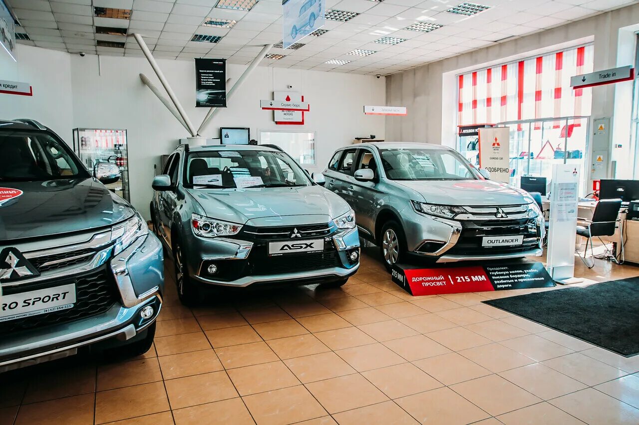 Автосалон Mitsubishi. Мицубиси в автосалоне. Автосалон trade in. Официальные дилеры авто.