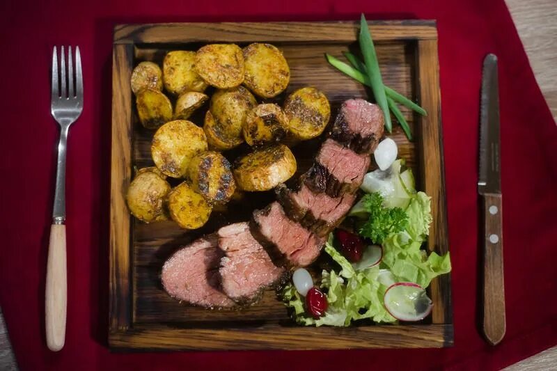 Итальянская поркетта. Эспиля выборг ресторан меню. Beef dinner. Ростбиф с картошкой. Rozbif.