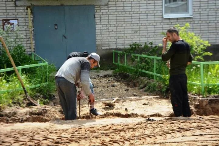Работы по благоустройству дворовых территорий. Благоустройство рабочие. Формирование комфортной городской среды. Полива дворовых территорий. Ведутся работы по благоустройству территории.