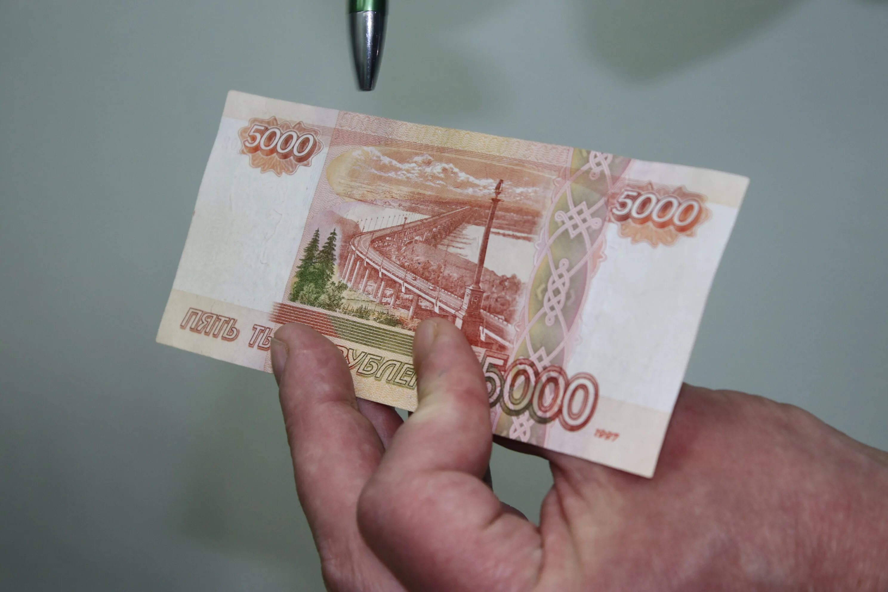 Как выглядит пять тысяч рублей. 5000 рублей. фальшивые 5000 рублей. 5000 рублей фальшивка. фальшивая 5000 купюра.