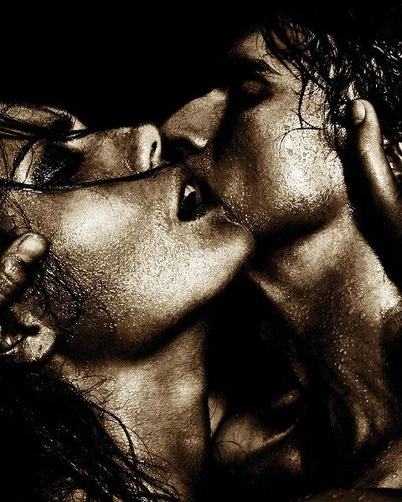 Мужчины страстно целуются. Страсть. Страстный поцелуй. Нежный поцелуй.