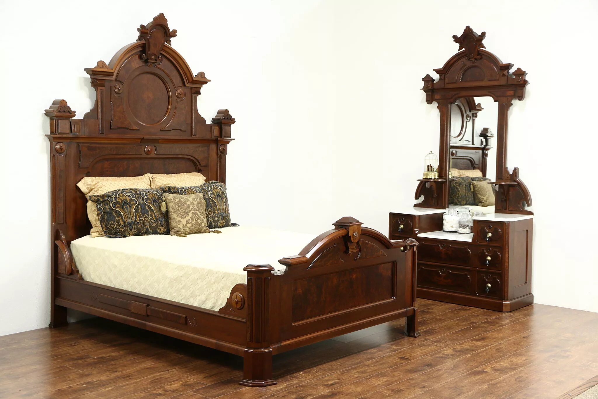 Куплю старые кровати. Антикварная кровать испанский Ренессанс. Кровать Румыния Ренессанс. Кровать в викторианском стиле.