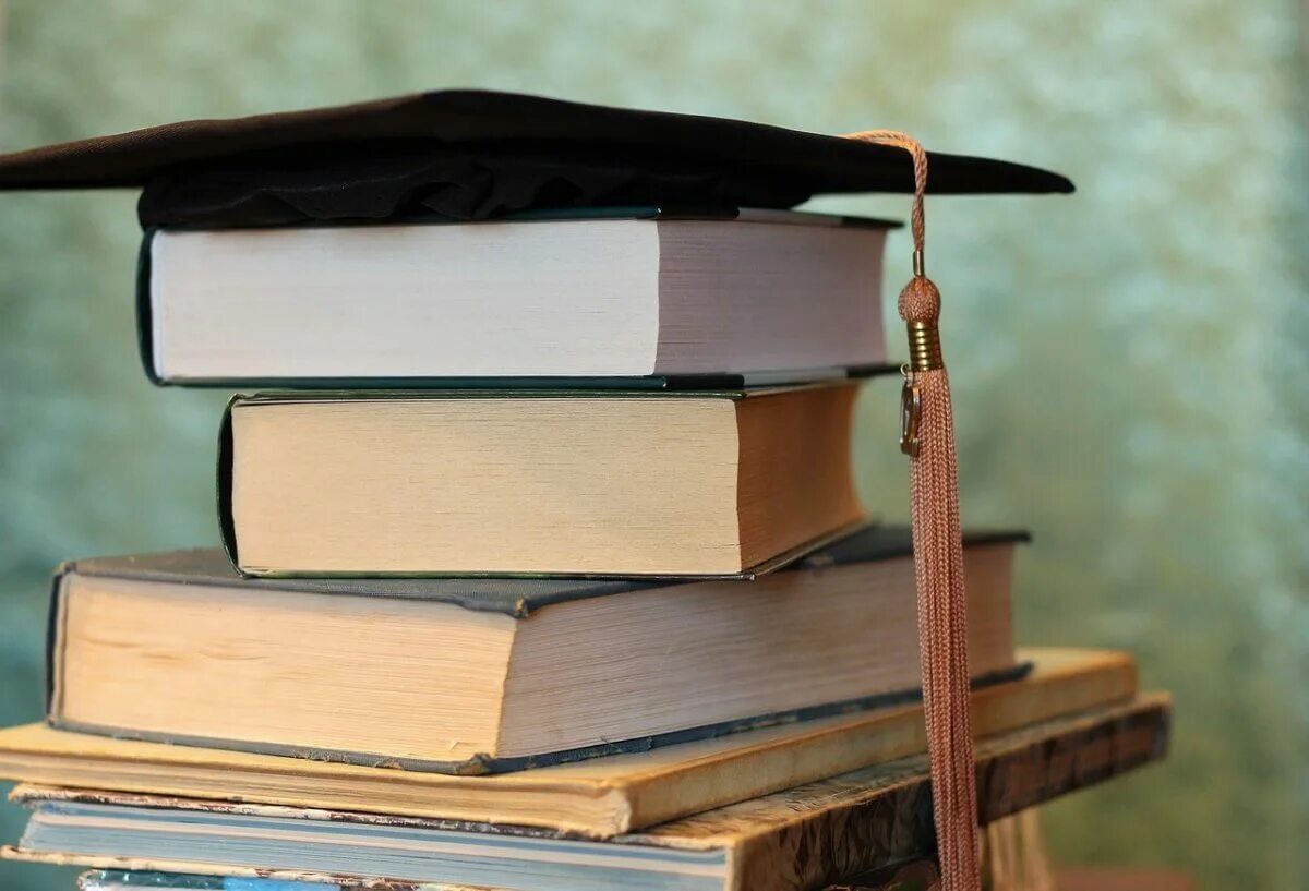 Трехсотлетние книги можно увидеть в библиотеке одного из вузов ВКО - Объектив Во