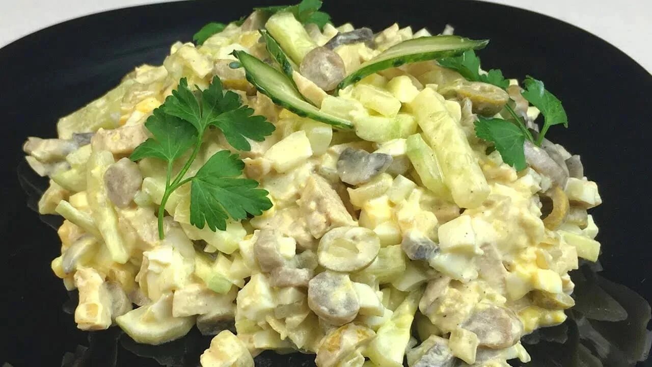 Салат жареные грибы курица яйцо сыр. Салат из шампиньонов и куриной грудки. Салат курица шампиньоны сыр. Салат с куриной грудкой и Шам. Салат с шампиньонами и куриным филе.