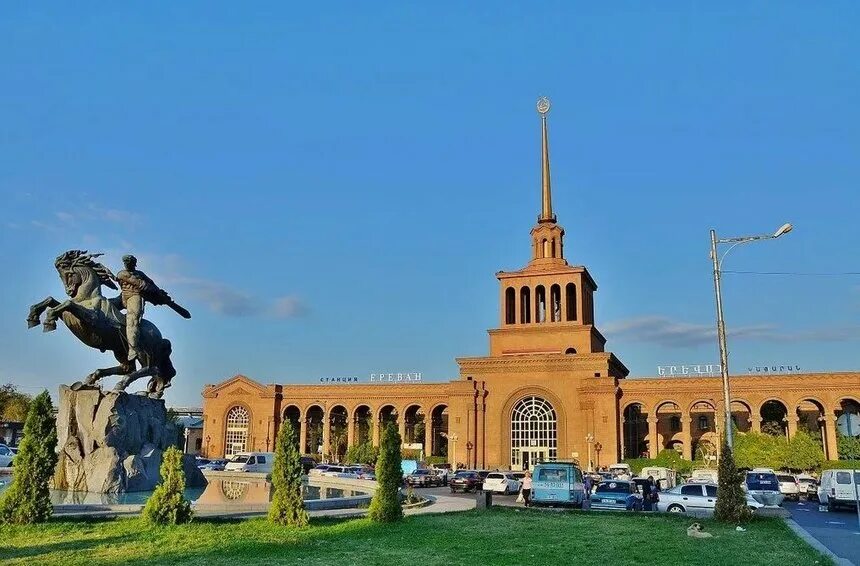 Ереван ташкент. Железнодорожный вокзал Ереван. ЖД вокзал Ереван. Армения Ереван ЖД вокзал. Ереван Ереван Железнодорожный вокзал.