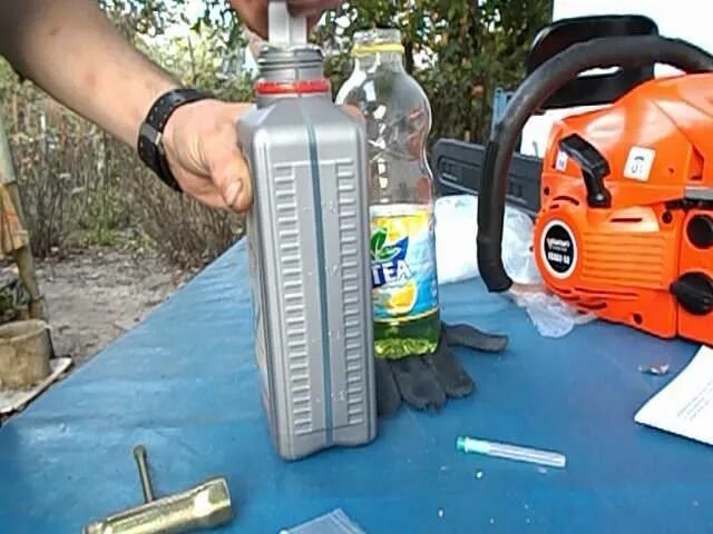 Как правильно масла бензопила. Бензопила хускварна смазка цепи. Масло цепное для бензопилы stihl. Бензин пила. Бензопила чемпион 240 разбавка масла с бензином для.