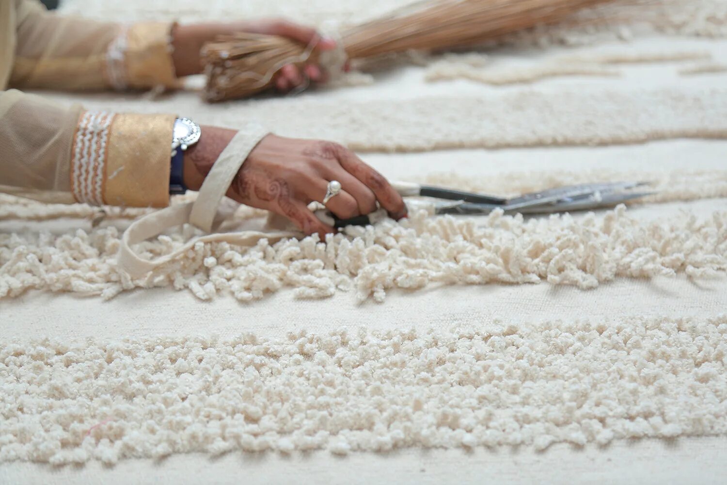 Воздушно ковров. Хлопковый ковер. Ковер lorena canals воздушные дюны. Воздушный ковер. Семья в гостиной.