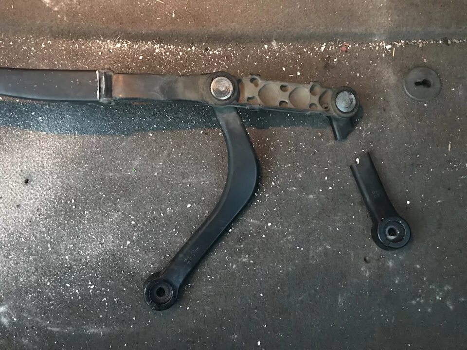Замена поводка пассажирского дворника BMW E60 - BMW 5 series (E60), 3 л, 2007 го