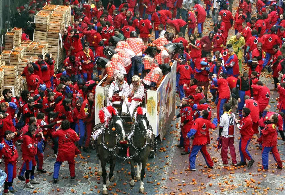 Фруктовые бои. • Битва апельсинов (Battle of the Oranges) - Италия. Карнавал в Иврее, Пьемонт. Карнавал и апельсиновая битва в Италии. «Апельсиновая битва» в Ивреа.